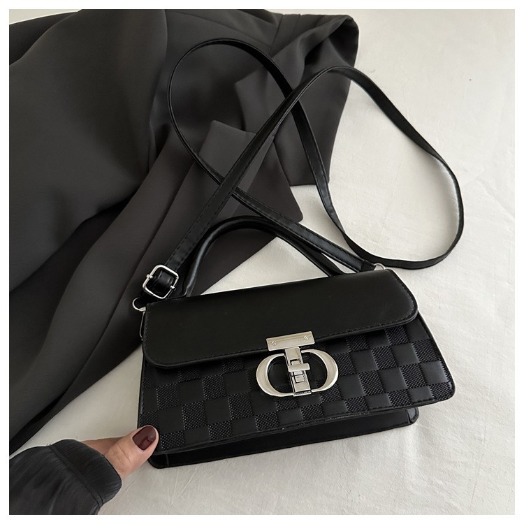 স্টাইলিশ শোল্ডার ব্যাগ ফর এভরিডে ইউজ  আভিজাত্য ও আধুনিকতার নিখুঁত মিশ্রণ